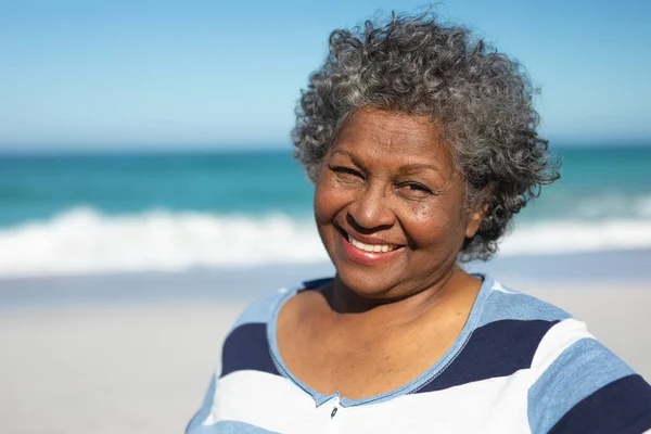 Ritratto Ravvicinato Una Donna Afroamericana Anziana Piedi Sulla Spiaggia Con — Foto Stock