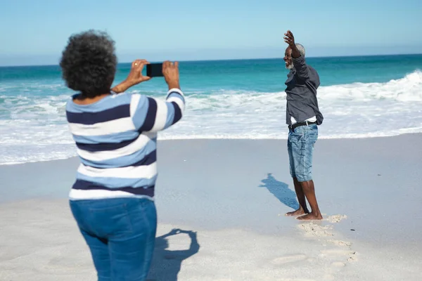 Vista Laterale Una Coppia Afroamericana Anziana Piedi Sulla Spiaggia Con — Foto Stock