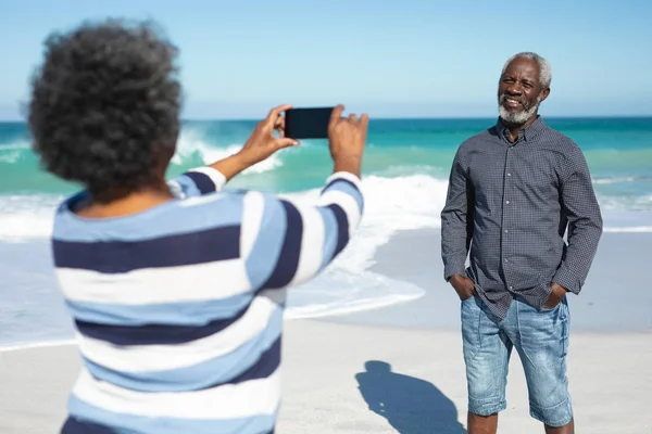 Vista Frontale Una Coppia Afroamericana Anziana Sulla Spiaggia Con Cielo — Foto Stock