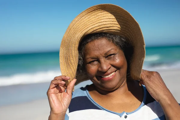 Retrato Cerca Una Mujer Afroamericana Mayor Con Sombrero Sol Pie —  Fotos de Stock