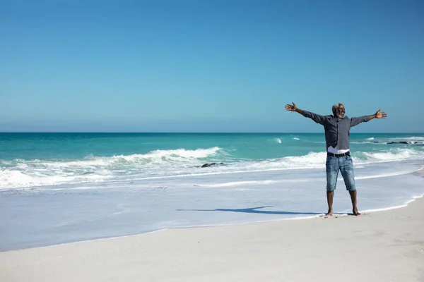 Vista Frontale Anziano Afroamericano Piedi Sulla Spiaggia Con Cielo Blu — Foto Stock