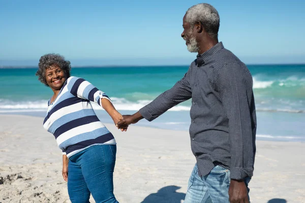 Vorderansicht Eines Älteren Afrikanisch Amerikanischen Paares Das Strand Mit Blauem — Stockfoto
