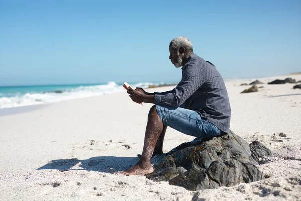 Vista Laterale Vicino Anziano Afroamericano Seduto Sulla Spiaggia Con Cielo — Foto Stock