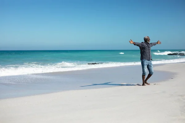 Vue Face Homme Afro Américain Âgé Debout Sur Plage Avec — Photo