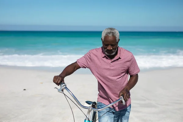 Vista Frontale Uomo Afroamericano Anziano Bicicletta Sulla Spiaggia Con Cielo — Foto Stock