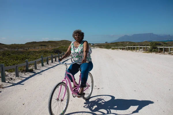 Vista Frontal Cerca Una Mujer Afroamericana Mayor Montando Una Bicicleta — Foto de Stock
