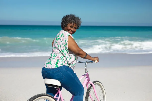 Vooraanzicht Van Een Oudere Afro Amerikaanse Vrouw Een Fiets Het — Stockfoto