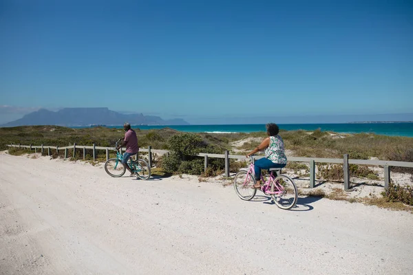 Вигляд Старшу Афроамериканську Пару Пляжі Велосипедах Блакитним Небом Морем Задньому — стокове фото