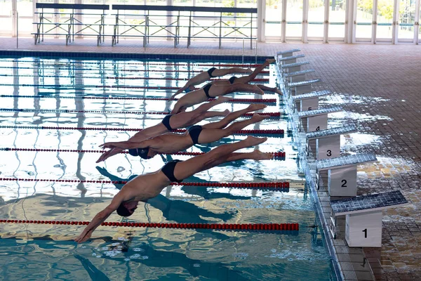 Hochwinkelseitenansicht Einer Multiethnischen Gruppe Männlicher Schwimmer Schwimmbad Die Aus Den — Stockfoto