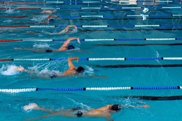 Vista Lateral Ángulo Alto Grupo Multiétnico Nadadores Masculinos Piscina Corriendo —  Fotos de Stock