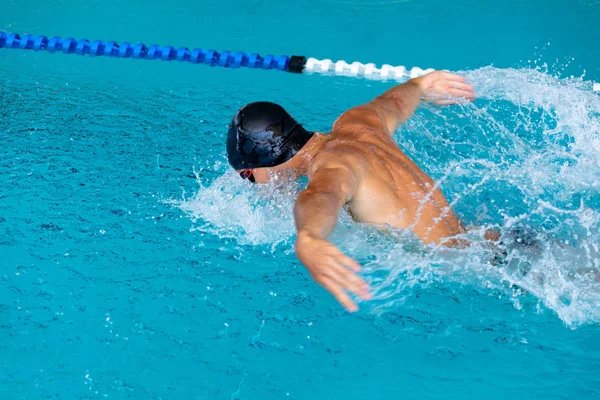 Vista Lateral Ángulo Alto Nadador Masculino Caucásico Piscina Con Una — Foto de Stock