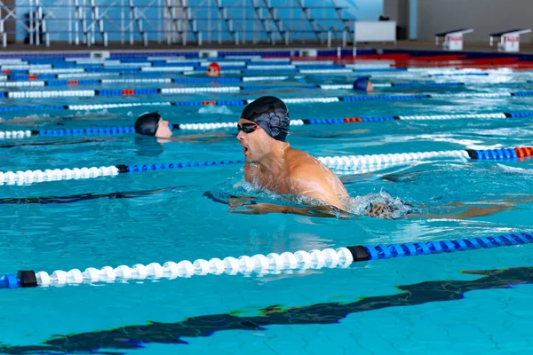Seitenansicht Kaukasischer Schwimmer Schwimmbad Mit Schwarzer Badekappe Und Schwimmbrille Brustschwimmen — Stockfoto
