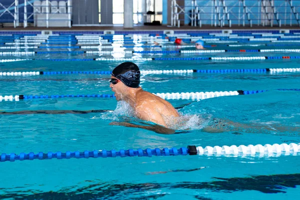 Vista Lateral Del Nadador Masculino Caucásico Piscina Con Gorra Natación —  Fotos de Stock