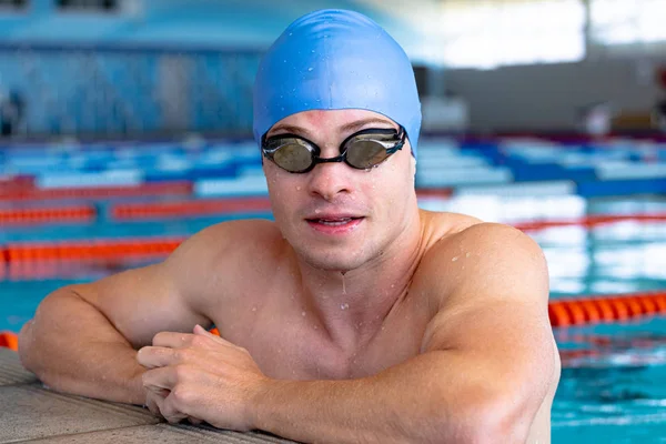 Portret Szczęśliwego Białego Pływaka Basenie Ubranego Niebieską Czapkę Kąpielową Okulary — Zdjęcie stockowe