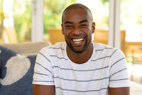 Retrato Cerca Hombre Afroamericano Sentado Sala Sonriendo Cámara Día Soleado — Foto de Stock