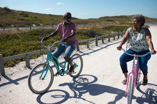 Vista Frontale Una Coppia Afroamericani Anziani Sella Biciclette Una Spiaggia — Foto Stock