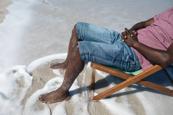 Nízký Pohled Boku Muže Pláži Jak Sedí Lehátku Odpočívá Mořem — Stock fotografie