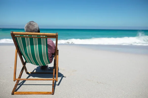 Bakre Över Äldre Afroamerikansk Man Strand Solen Sitter Solstol Vilar — Stockfoto