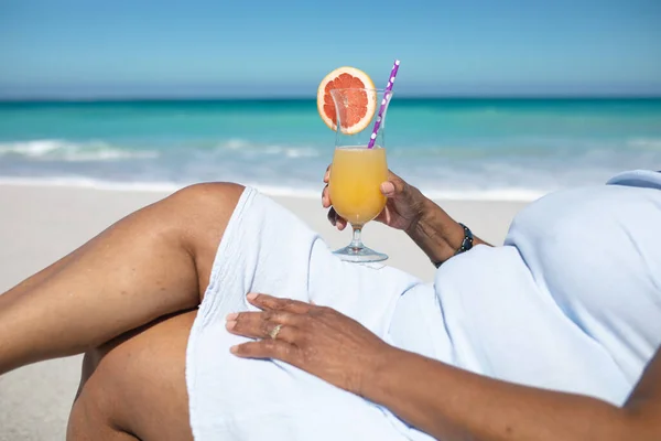 Sidovy Mitt Kvinna Strand Solen Sitter Solstol Vilar Och Håller — Stockfoto