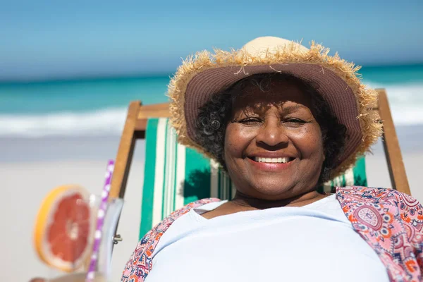 Vista Frontal Una Mujer Afroamericana Mayor Una Playa Sentada Una — Foto de Stock