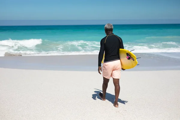 Achteraanzicht Van Een Oudere Afro Amerikaanse Man Een Strand Zon — Stockfoto