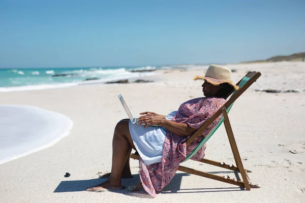 Sidovy Över Senior Afroamerikansk Kvinna Strand Solen Sitter Solstol Bär — Stockfoto