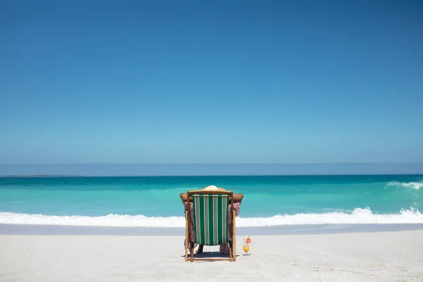 Vista Trasera Una Mujer Una Playa Sol Sentada Una Tumbona —  Fotos de Stock