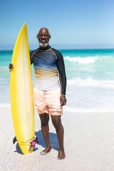 Портрет Високопоставленого Афроамериканця Пляжі Сонці Який Тримає Серфінг Дивлячись Камеру — стокове фото