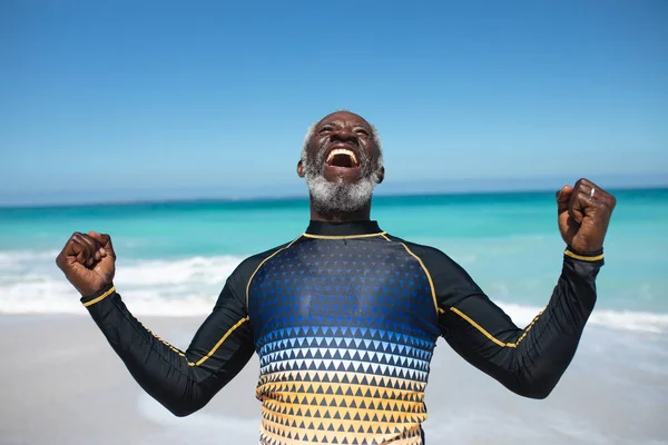 Vista Frontale Anziano Afroamericano Una Spiaggia Sole Con Indosso Una — Foto Stock