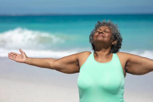 Вид Спереди Пожилой Афроамериканки Стоящей Пляже Солнце Улыбающейся Вытянутыми Руками — стоковое фото