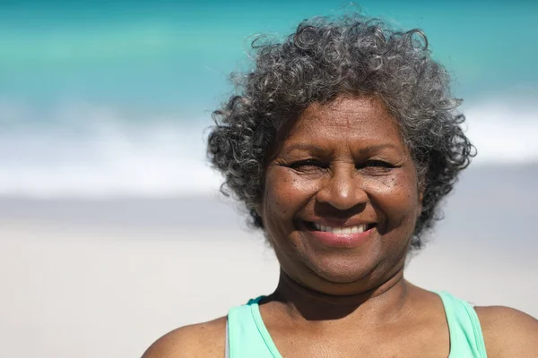 Retrato Una Mujer Afroamericana Mayor Con Pelo Rizado Gris Corto — Foto de Stock