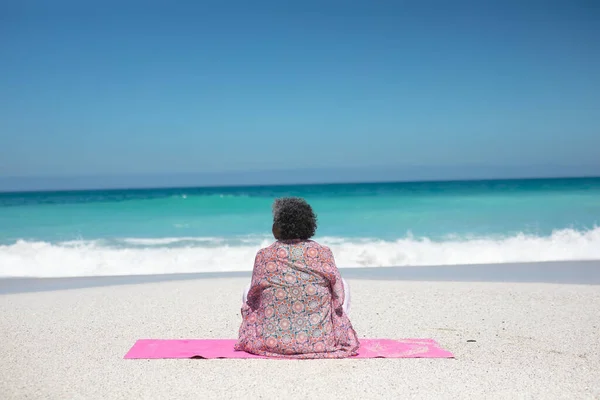 Kıdemli Bir Afrikalı Amerikalı Kadının Arka Planda Mavi Gökyüzü Deniz — Stok fotoğraf