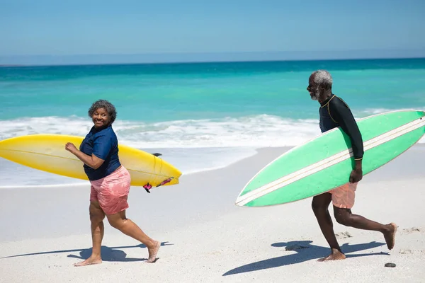 Vue Latérale Couple Afro Américain Âgé Sur Une Plage Soleil — Photo