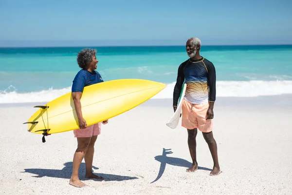 Vue Face Couple Afro Américain Âgé Sur Une Plage Soleil — Photo