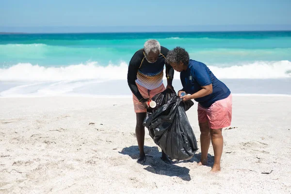 Vue Latérale Couple Afro Américain Âgé Sur Une Plage Soleil — Photo