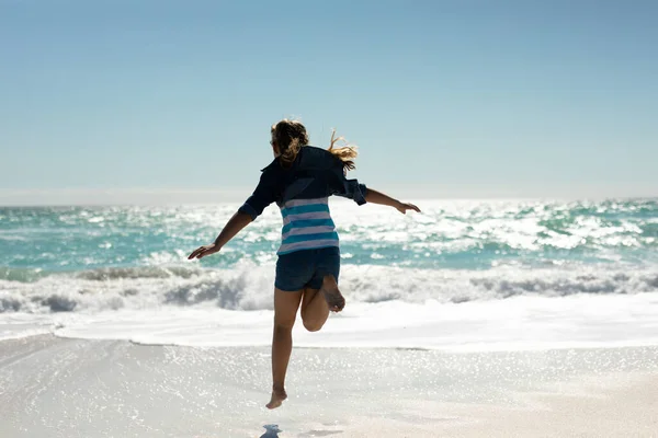 Vue Arrière Une Fille Caucasienne Sur Une Plage Ensoleillée Les — Photo