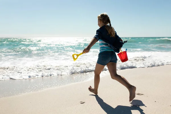 Visão Traseira Uma Menina Caucasiana Uma Praia Ensolarada Correndo Descalça — Fotografia de Stock