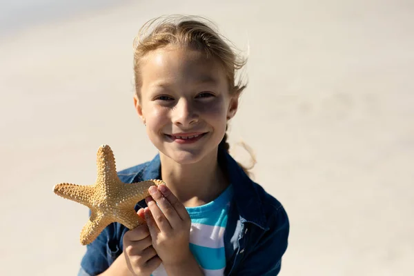 Portrait Close Caucasian Girl Sunny Beach Holding Starfish Her Hand — Stock Photo, Image