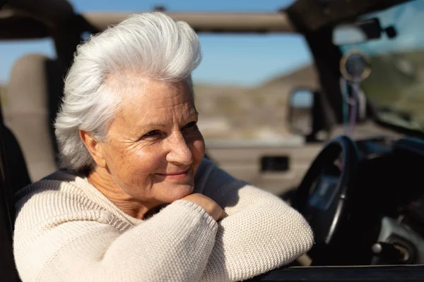 Zijaanzicht Close Van Een Oudere Blanke Vrouw Aan Het Strand — Stockfoto