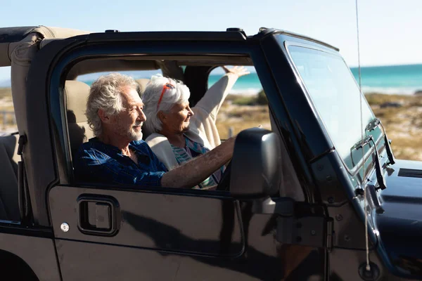 Vista Lateral Una Pareja Ancianos Caucásicos Sentados Coche Conduciendo Playa — Foto de Stock