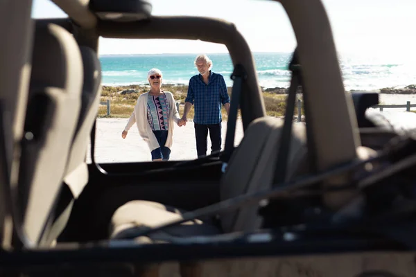 Vista Frontal Una Pareja Mayores Caucásicos Playa Bajo Sol Tomados — Foto de Stock