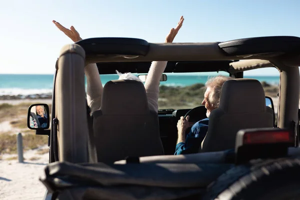 Rear View Senior Caucasian Couple Sitting Car Arriving Beach Sun — Stock Photo, Image