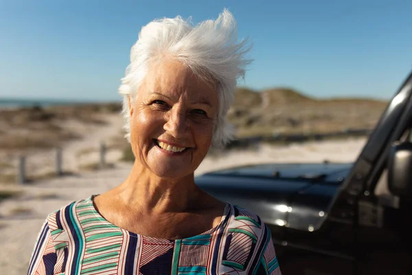 Retrato Cerca Una Mujer Mayor Caucásica Playa Bajo Sol Mirando — Foto de Stock