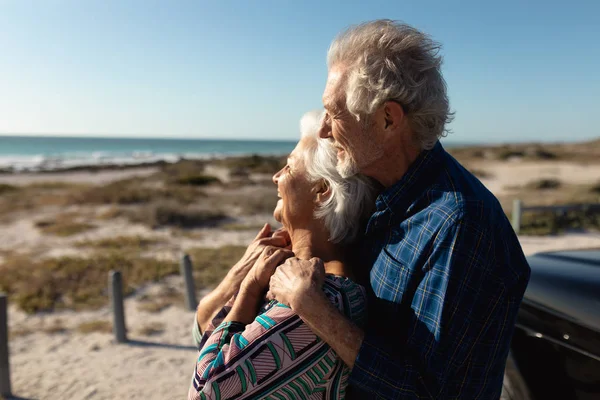 Vista Laterale Una Coppia Anziani Caucasici Sulla Spiaggia Sole Abbracciati — Foto Stock