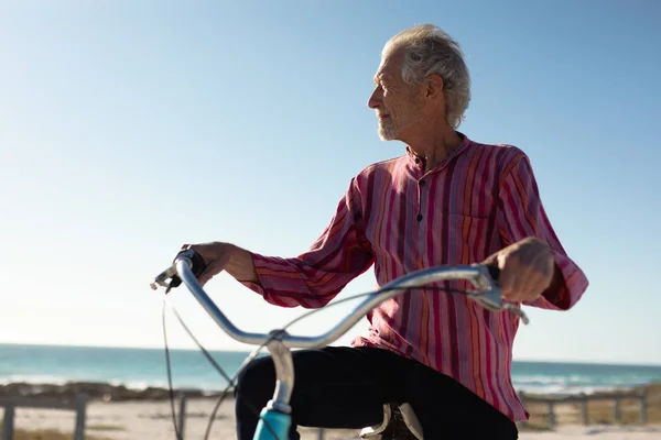 Widok Przodu Zbliżenie Starszego Białego Mężczyzny Plaży Słońcu Siedzącego Rowerze — Zdjęcie stockowe