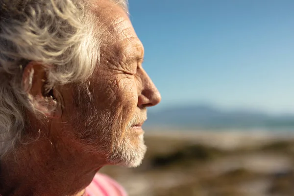 Side View Close Senior Caucasian Man Beach Sun Smiling Eyes — Stock Photo, Image