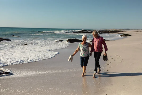 Vista Frontal Una Pareja Ancianos Caucásicos Playa Sol Sosteniendo Sus — Foto de Stock