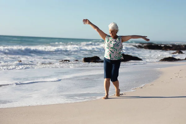 Framsidan Äldre Vit Kvinna Stranden Solen Promenader Med Armarna Utsträckta — Stockfoto