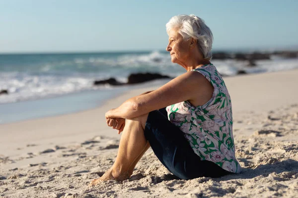 Vista Lateral Una Mujer Mayor Del Cáucaso Playa Bajo Sol — Foto de Stock