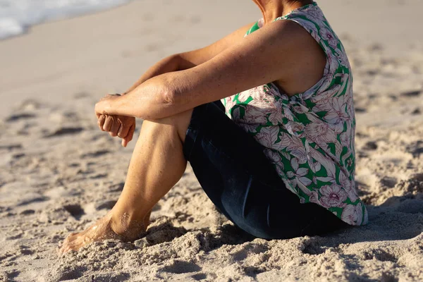 Χαμηλή Πλευρική Άποψη Της Γυναίκας Στην Παραλία Στον Ήλιο Που — Φωτογραφία Αρχείου